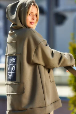 Online Bluza damska z ozdobnymi naszywkami - khaki Odzież Casualowa|Dobry Skład
