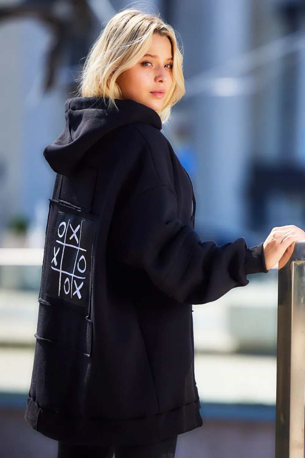 Best Bluza damska z ozdobnymi naszywkami - czarna Odzież Casualowa|Dobry Skład