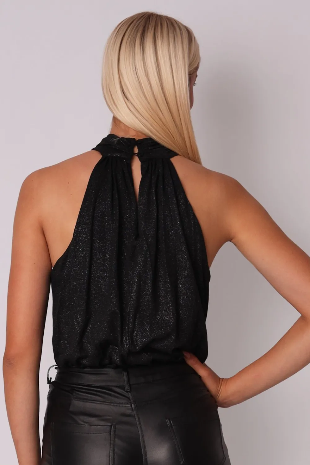 New Błyszczące body z dekoltem typu halter - czarne Body|Bluzki