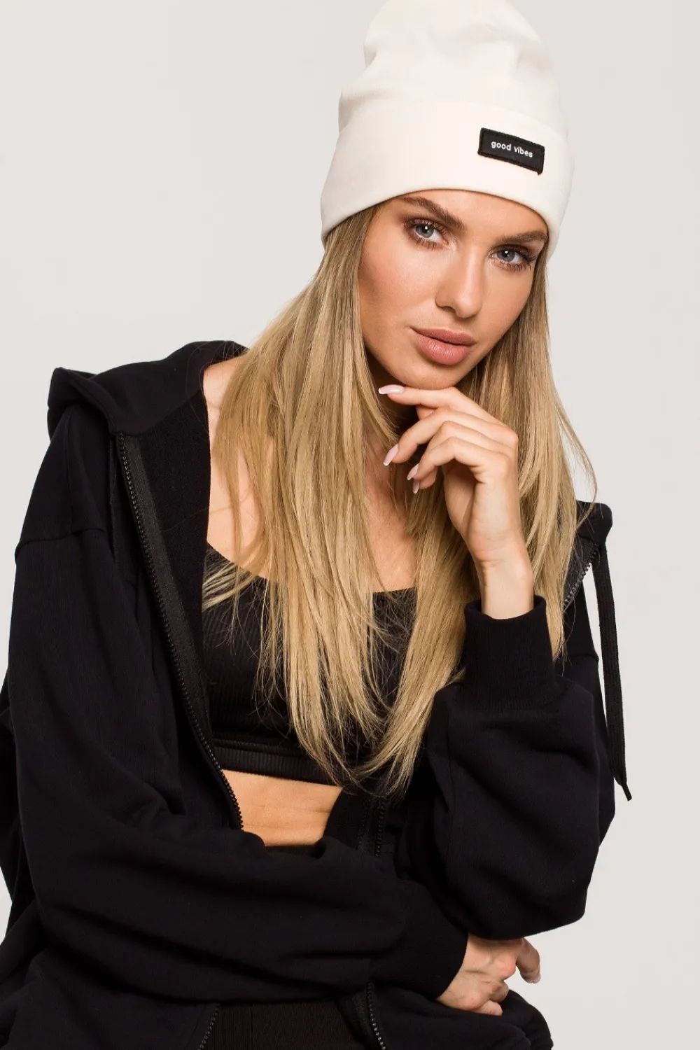 Clearance Czapka beanie unisex z naszywką good vibes - śmietankowa Akcesoria|Dobry Skład