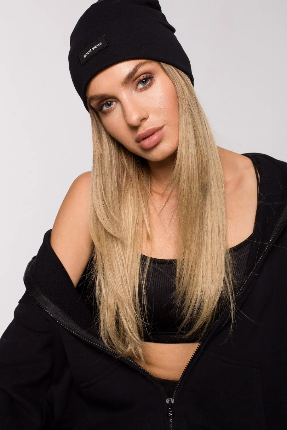 Discount Czapka beanie unisex z naszywką good vibes - czarna Akcesoria|Dobry Skład