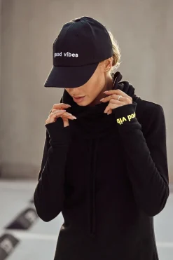 Discount Czapka z daszkiem i haftem "good vibes" - czarna Akcesoria
