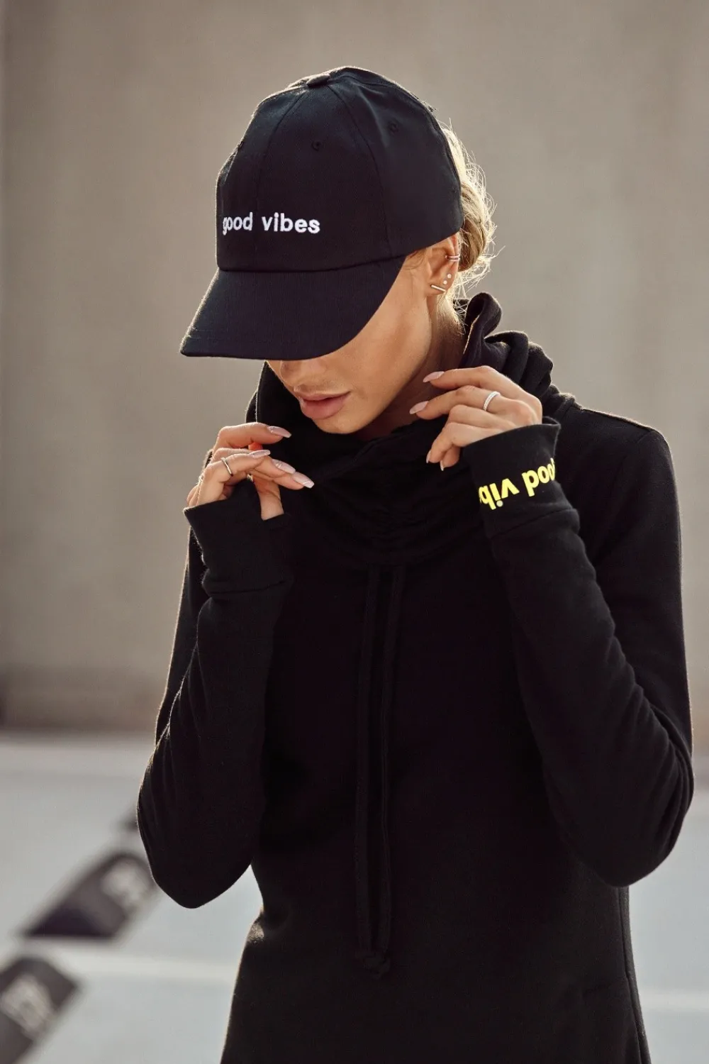 Discount Czapka z daszkiem i haftem "good vibes" - czarna Akcesoria