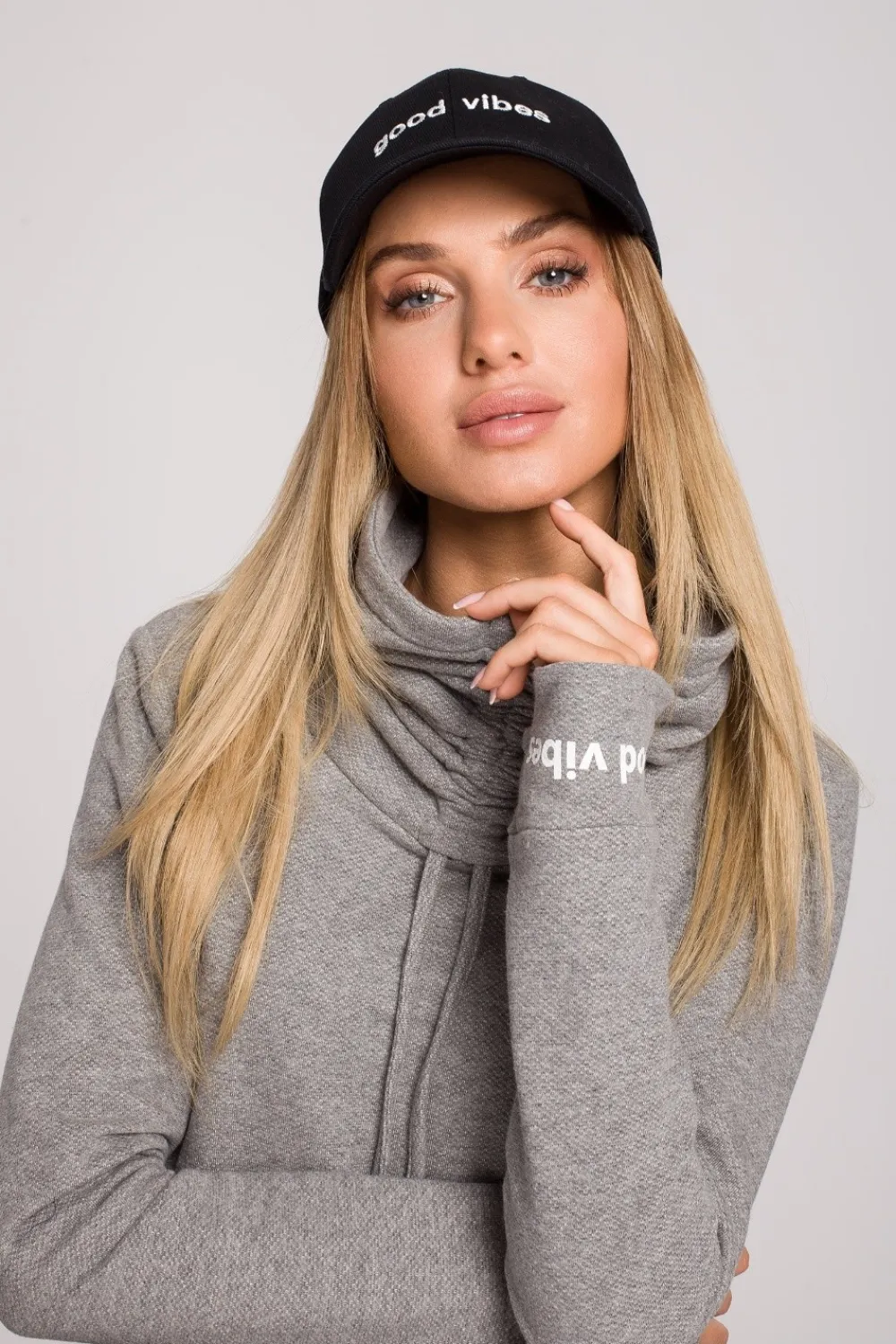 Discount Czapka z daszkiem i haftem "good vibes" - czarna Akcesoria