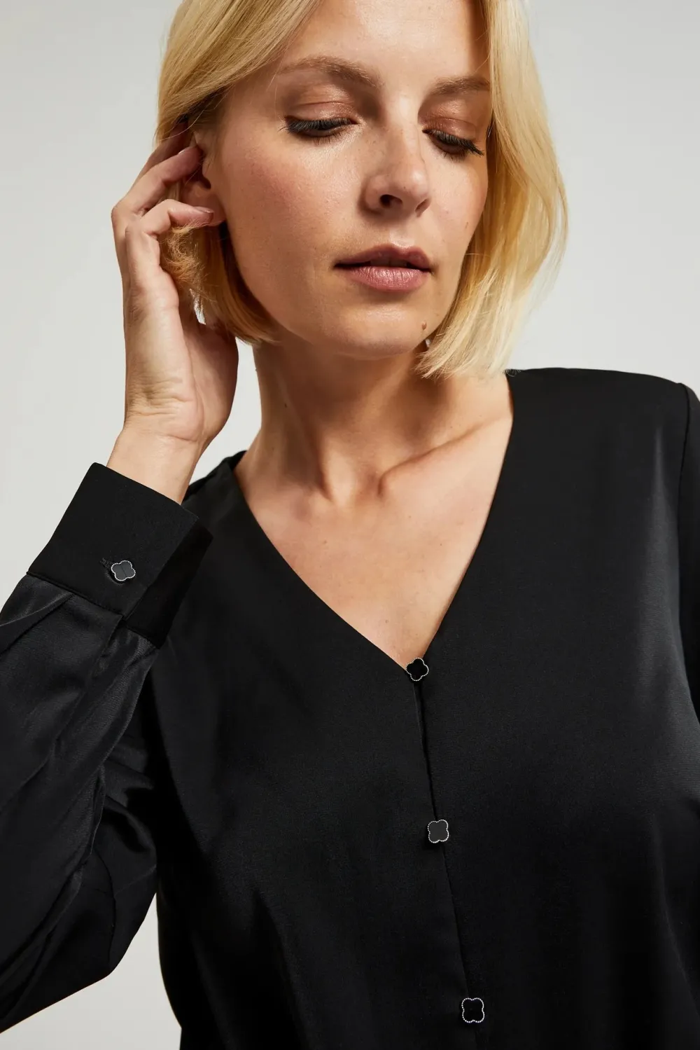 Clearance Eegancka buzka z dekote w erek i guzikai - czarna Bluzki