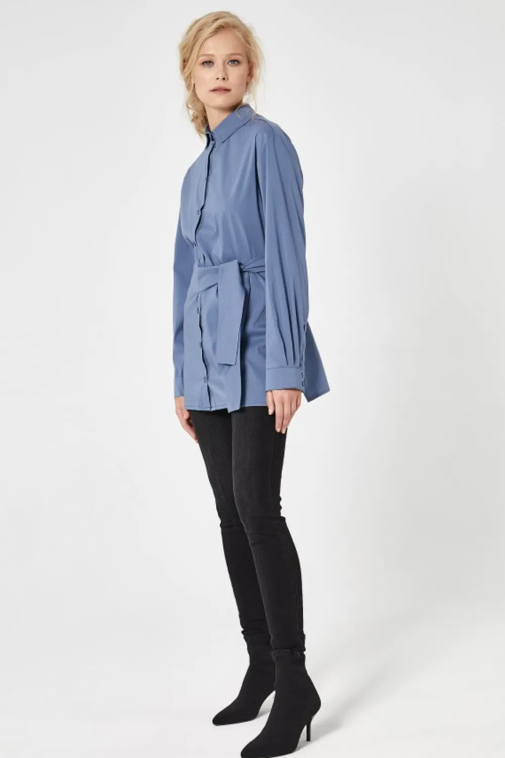 Sale Elegancka koszula wiązana w pasie - jeansowa Koszule