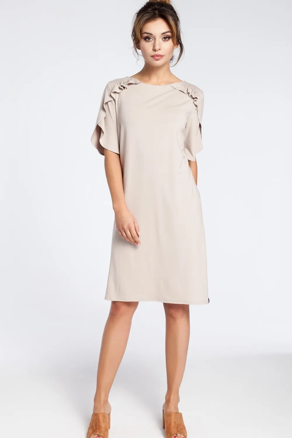 Sale Elegancka sukienka midi z falbankami - beżowa Sukienki