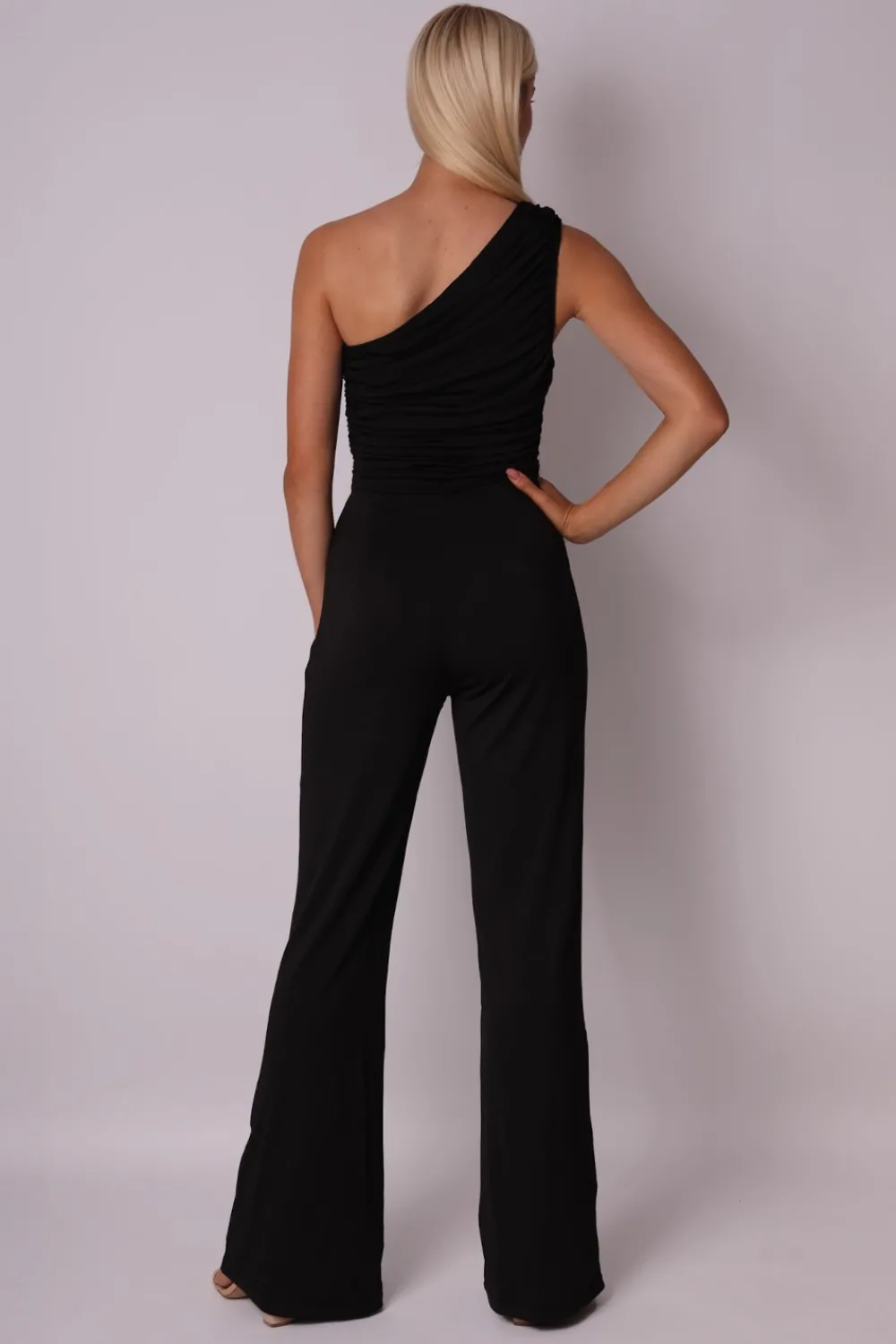 Hot Elegancki kombinezon z asymetryczną górą - czarny Eleganckie Kombinezony|Kombinezony