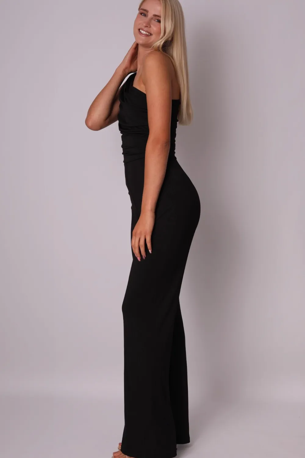Hot Elegancki kombinezon z asymetryczną górą - czarny Eleganckie Kombinezony|Kombinezony