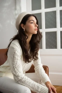 Krótki ażurowy weter - ecru Swetry