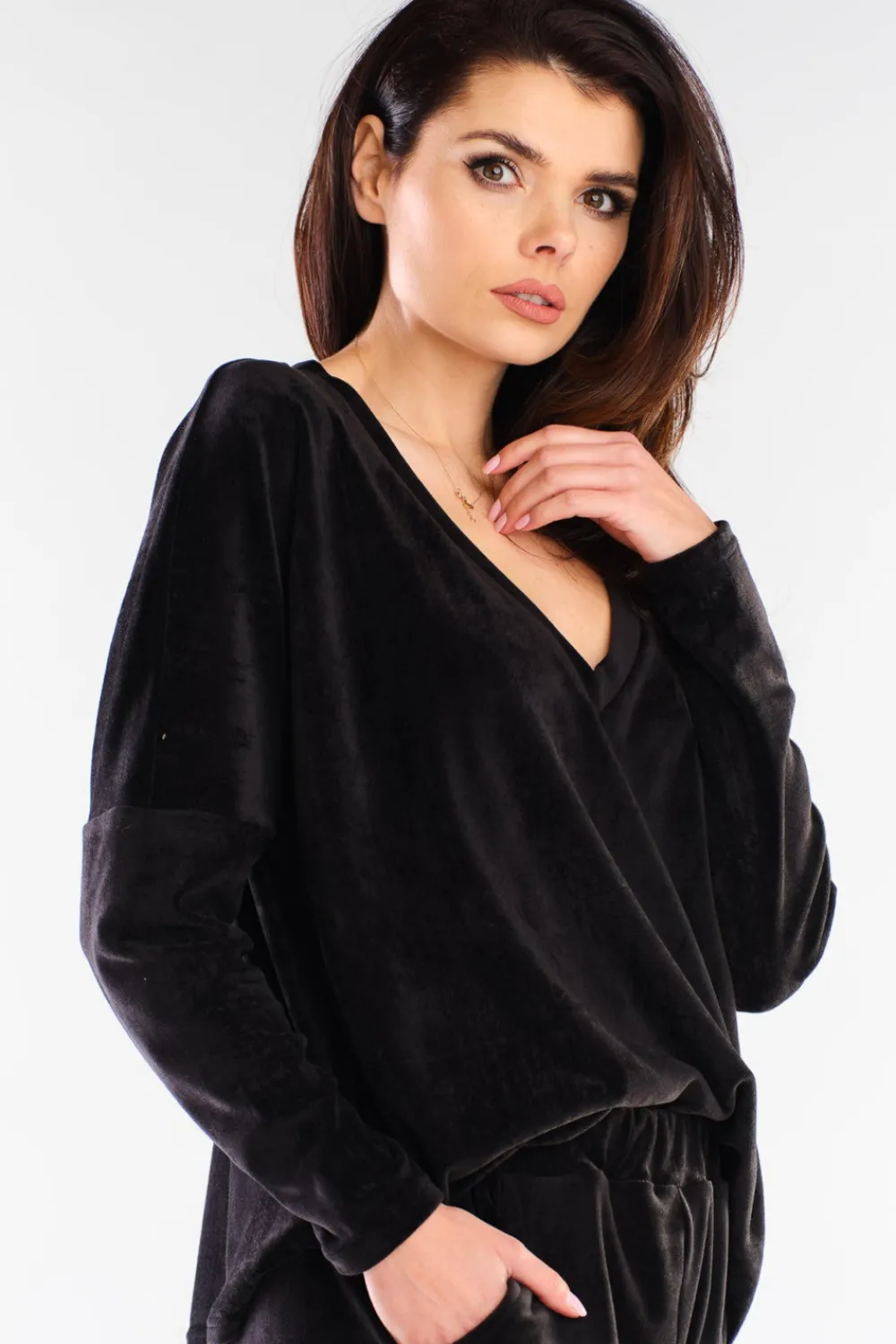 Luźna bluza welurowa z dekoltem V - czarna Odzież Casualowa|Bluzy