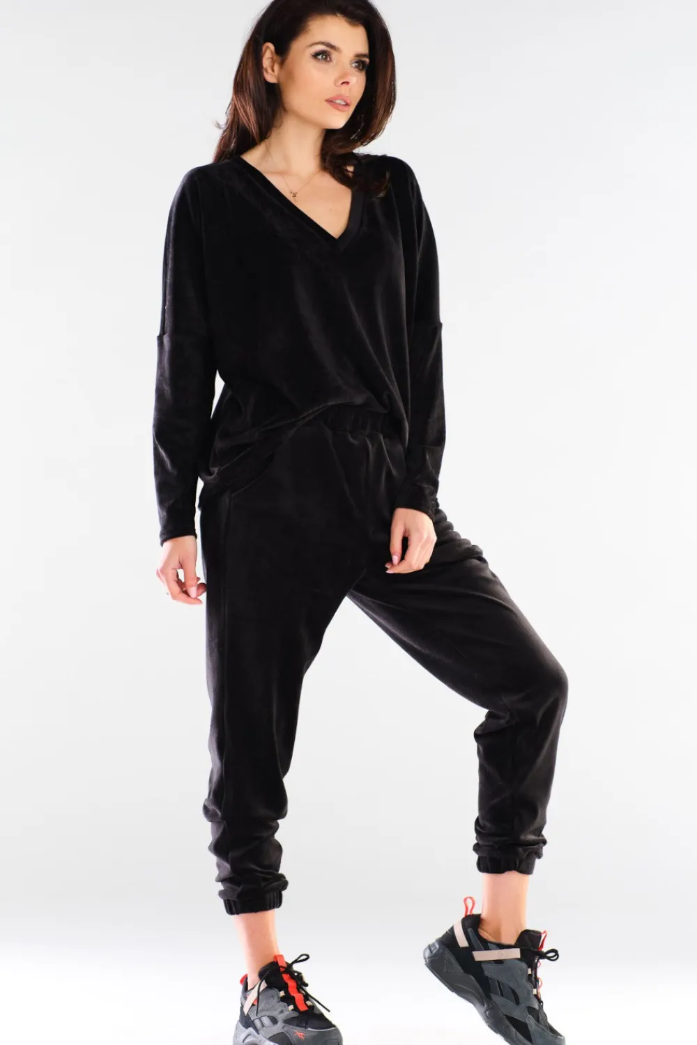 Luźna bluza welurowa z dekoltem V - czarna Odzież Casualowa|Bluzy