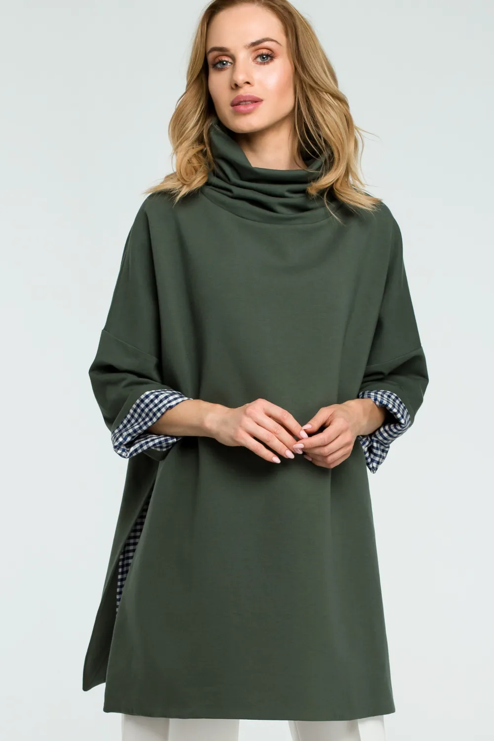 Outlet Luźna bluza z wysokim kołnierzem - militarno-zielona OUTLET Bluzy