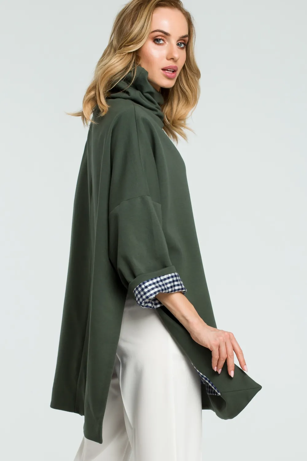 Outlet Luźna bluza z wysokim kołnierzem - militarno-zielona Bluzy
