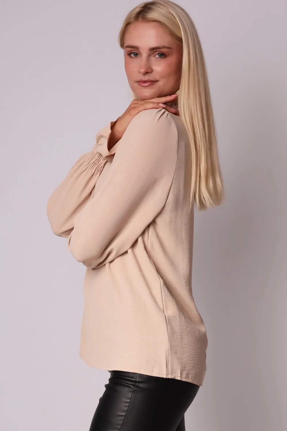 Outlet uźna buzka z eatyczną tójką - beżowa Bluzki