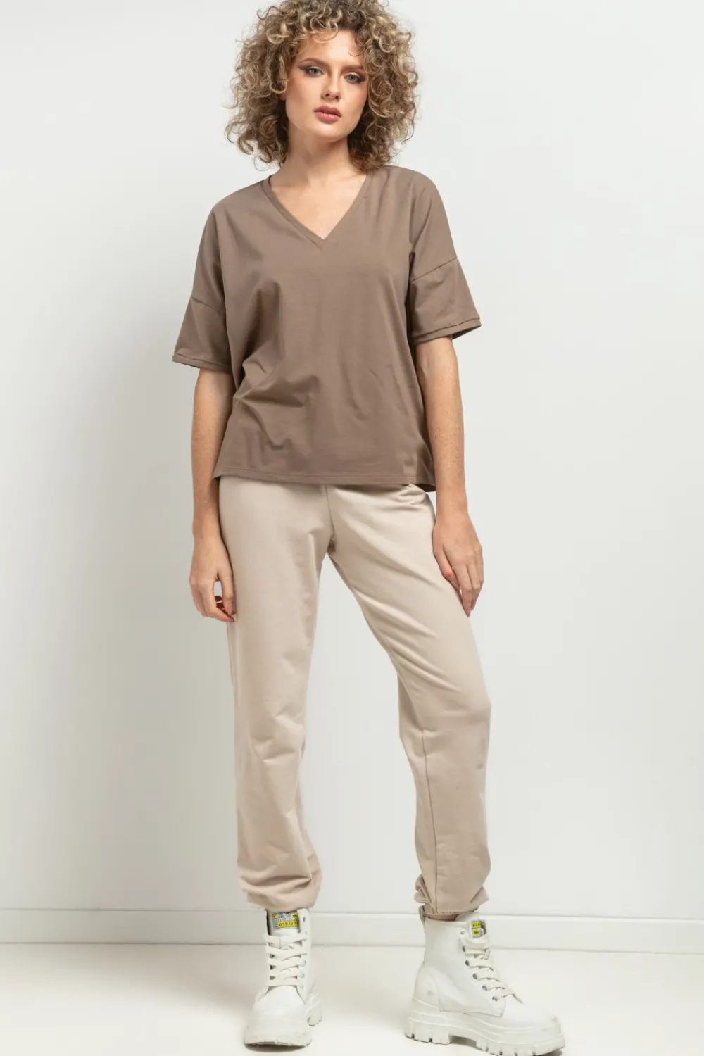 Sale uźny t-hirt z dekote V - cappuccino Odzież Casualowa|Dobry Skład