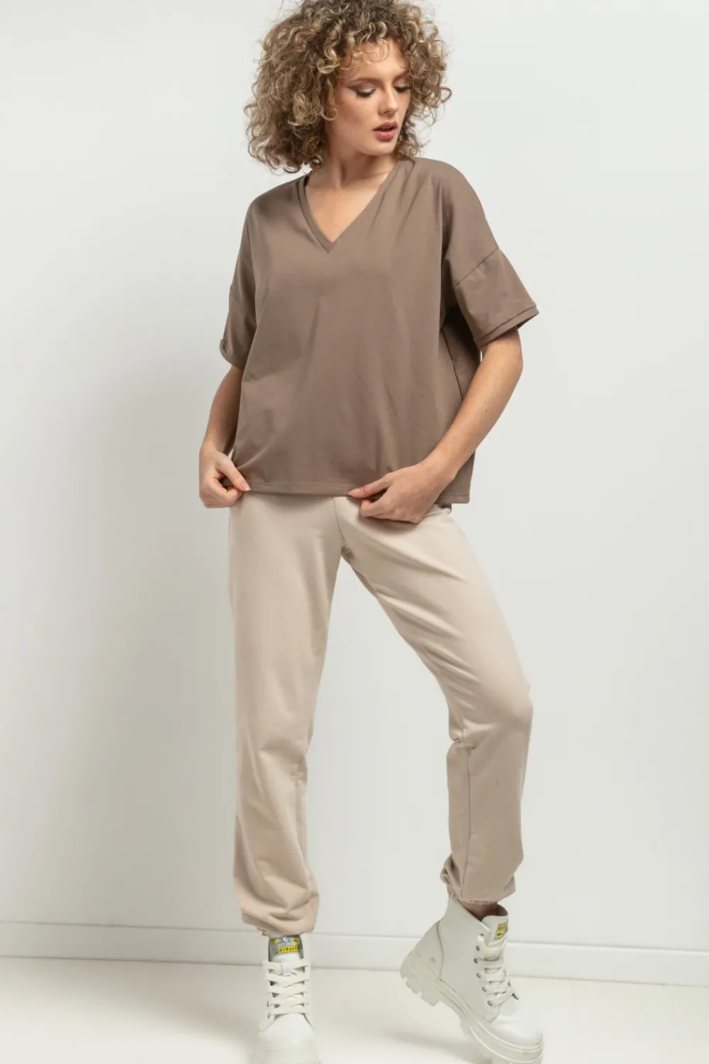 Sale uźny t-hirt z dekote V - cappuccino Odzież Casualowa|Dobry Skład
