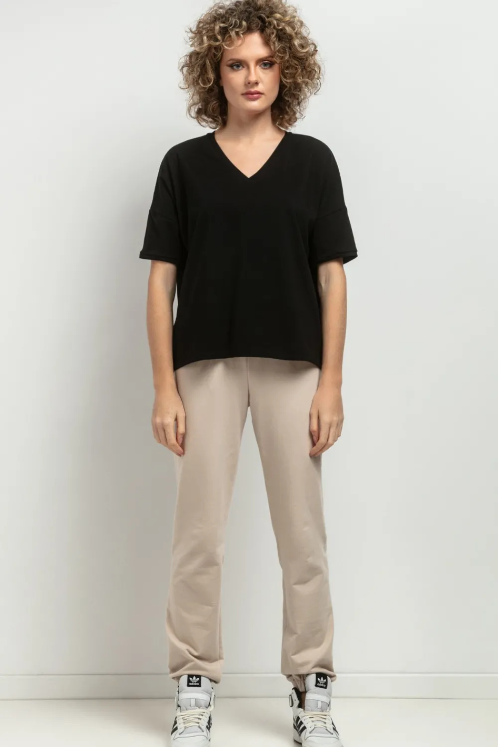 Outlet uźny t-hirt z dekote V - czarny Odzież Casualowa|Dobry Skład