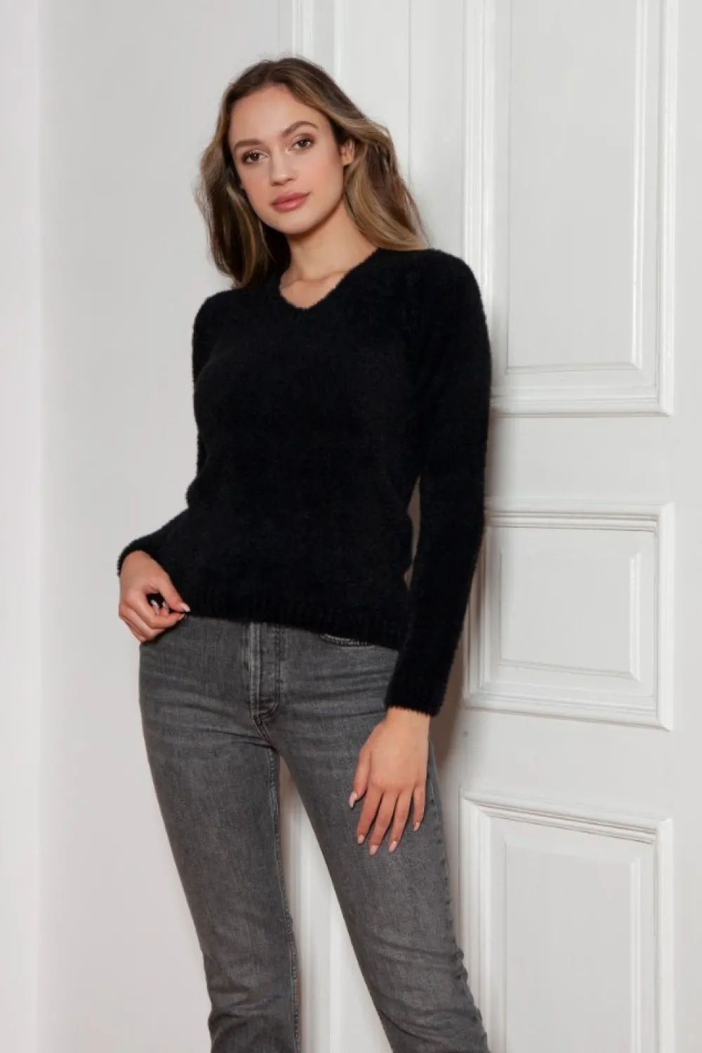 Outlet iękki włochaty weterek - czarny Swetry