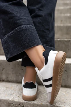 Outlet Niskie trampki Bria - czarno-białe Sneakersy