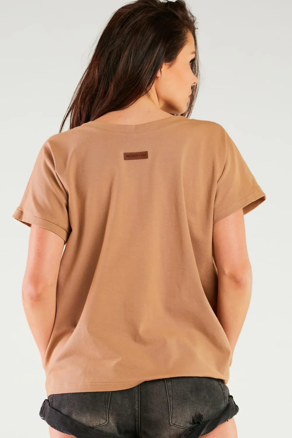 Hot Obszerny t-shirt z dekoltem V - beżowy Odzież Casualowa|Dobry Skład