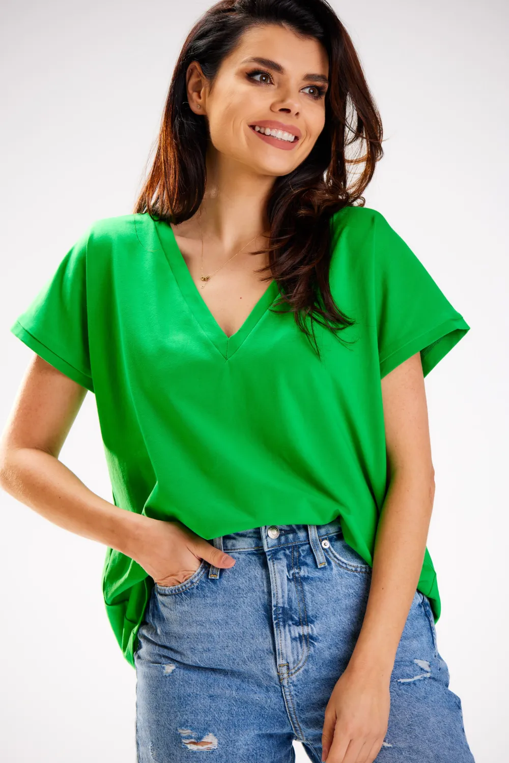 Outlet Obszerny t-shirt z dekoltem V - trawiasta Odzież Casualowa|Dobry Skład