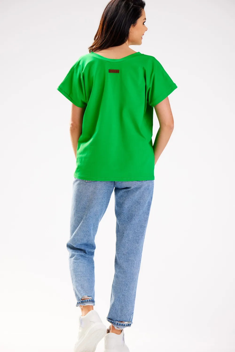 Outlet Obszerny t-shirt z dekoltem V - trawiasta Odzież Casualowa|Dobry Skład