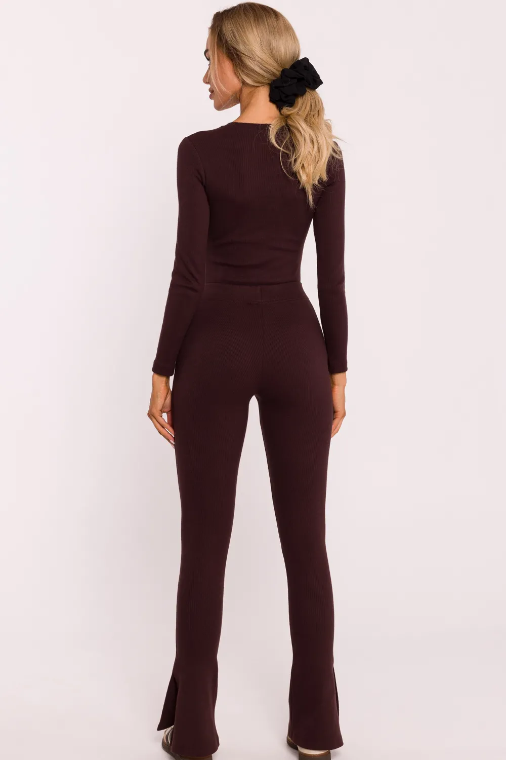 Outlet Prążkowane egginy z rozcięciai – brązowe Legginsy|Odzież Casualowa