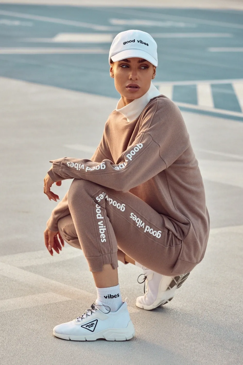 Outlet Skarpety unisex z napisem "good vibes" - białe Akcesoria