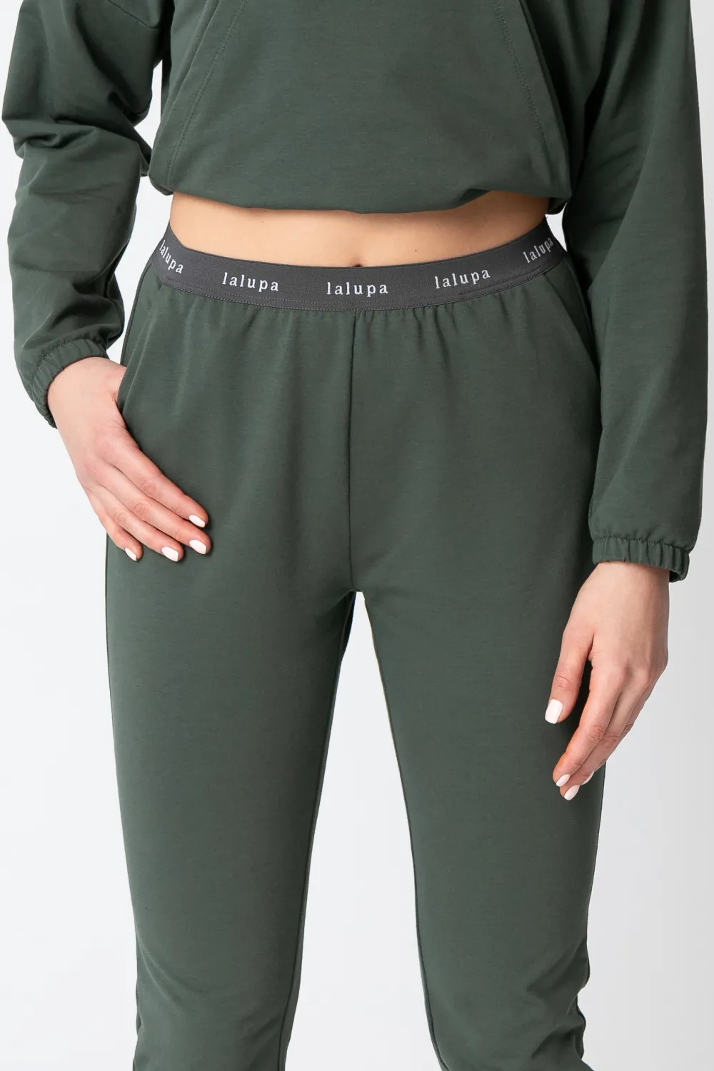 Outlet podnie typu jogger z ogowaną guą - oiwkowe Odzież Casualowa|Spodnie