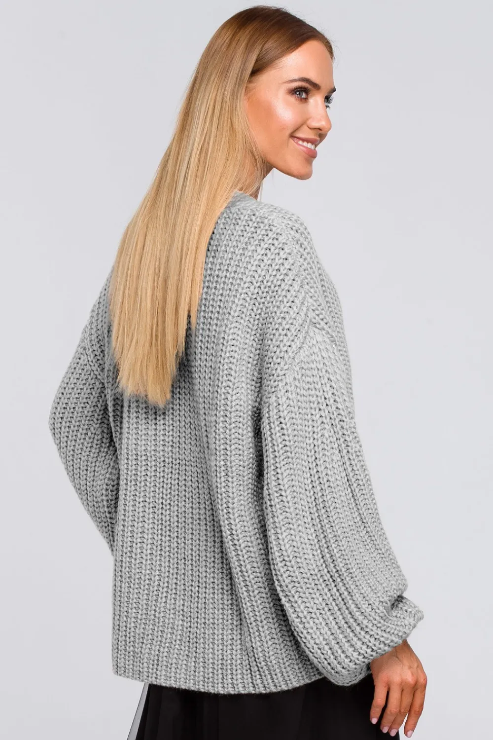 Outlet Sweter oversize z dekoltem w serek - popielaty Swetry