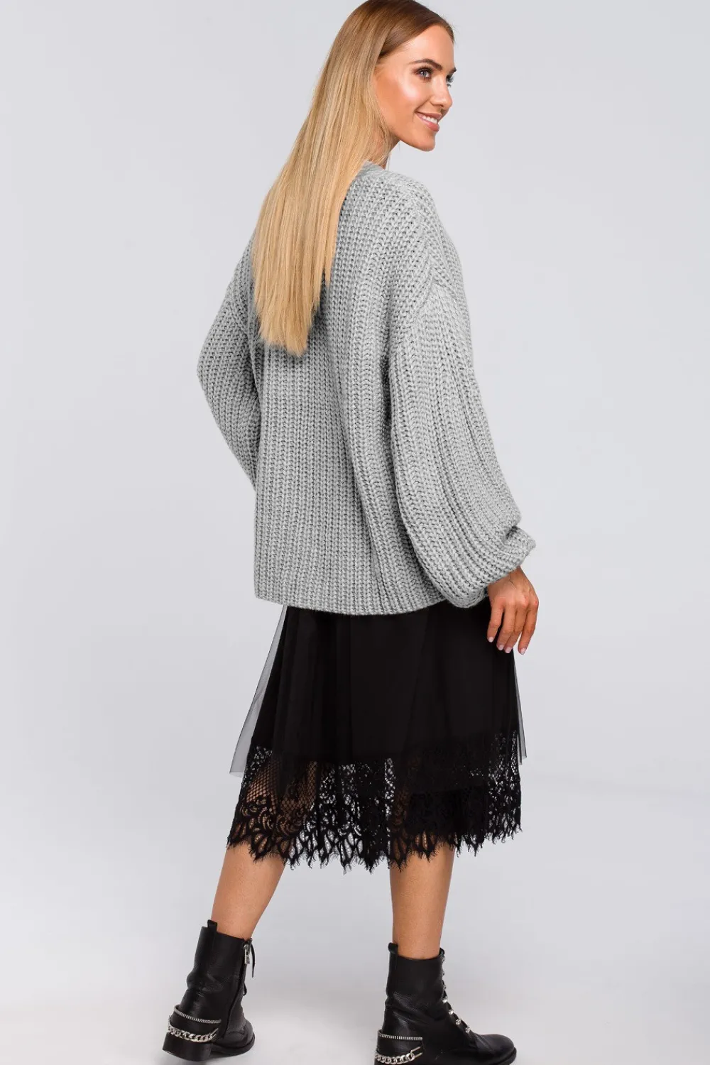 Outlet Sweter oversize z dekoltem w serek - popielaty Swetry