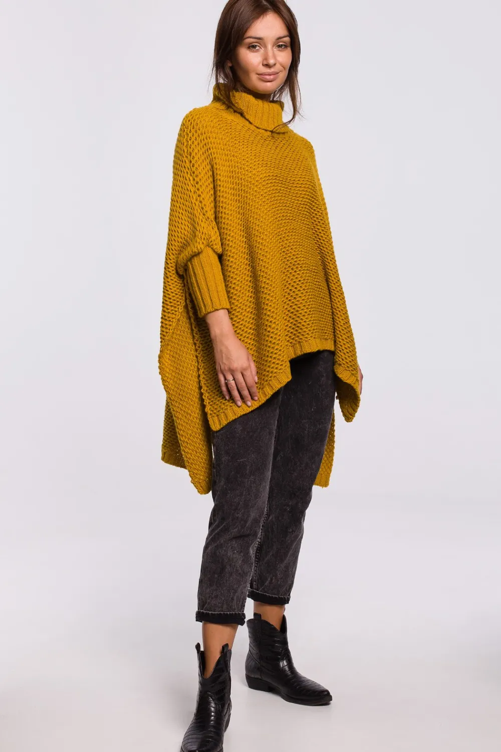New Sweter ponczo z rękawami i golfem - miodowy Swetry