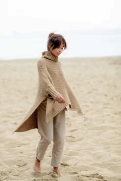 New Sweter ponczo z rękawami i golfem - kamelowy Swetry