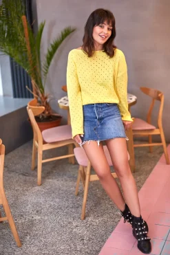 Sale Sweter z oczkami - żółty Swetry