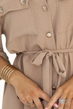 Clearance Szmizjerka midi ze złotymi guzikami i wiązaniem - mocha mousse Sukienki