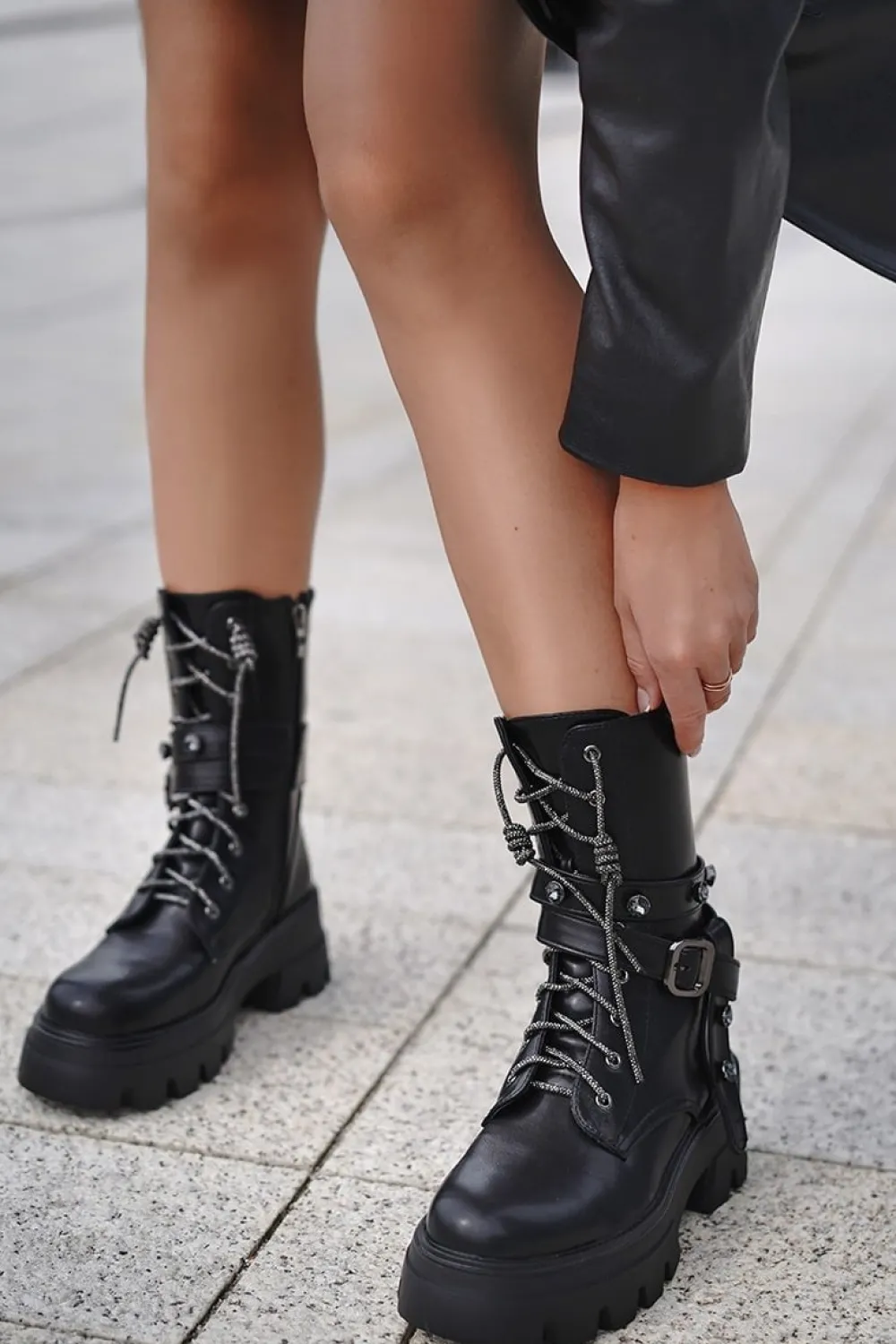 Clearance Sznurowane buty na platformie Nikki - czarne Botki